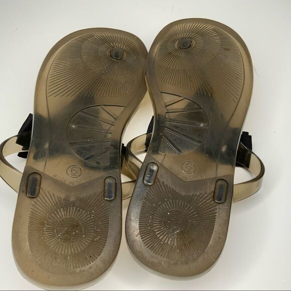 VINCE Camuto thong sandals. - Picture 12 of 12